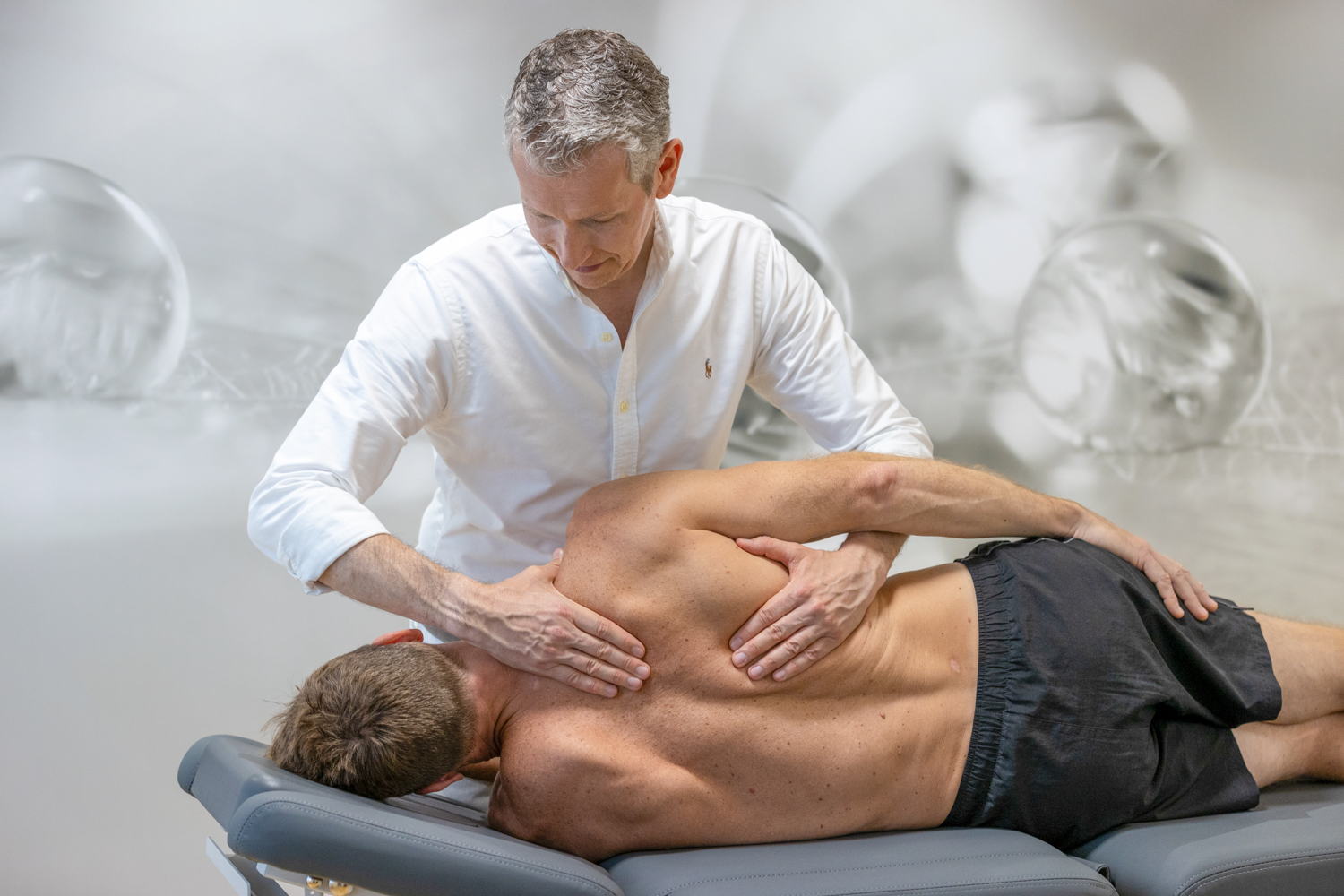praxis-lohmann-in-bonn-10 Chirotherapie/manuelle Therapie in Bonn:<br />
Heilen mit sanfter Hand